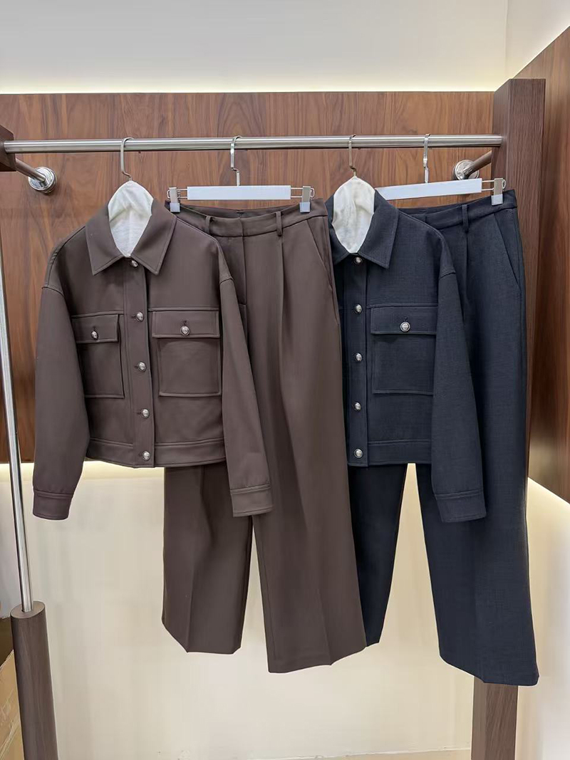 Wool Suit Jacket - 襟付きカーゴクロップドジャケット＆ハイウエストワイドレッグパンツのツーピーススーツ（女性用）